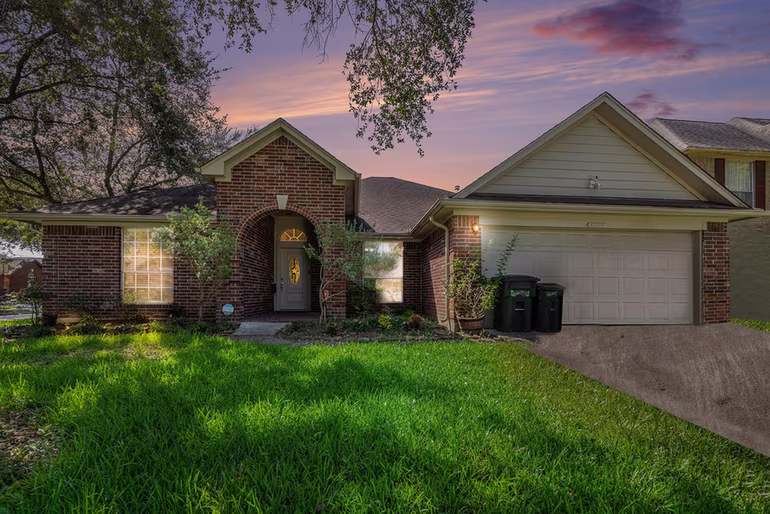 Photo 2 of 4303 Alysheba, Friendswood, TX