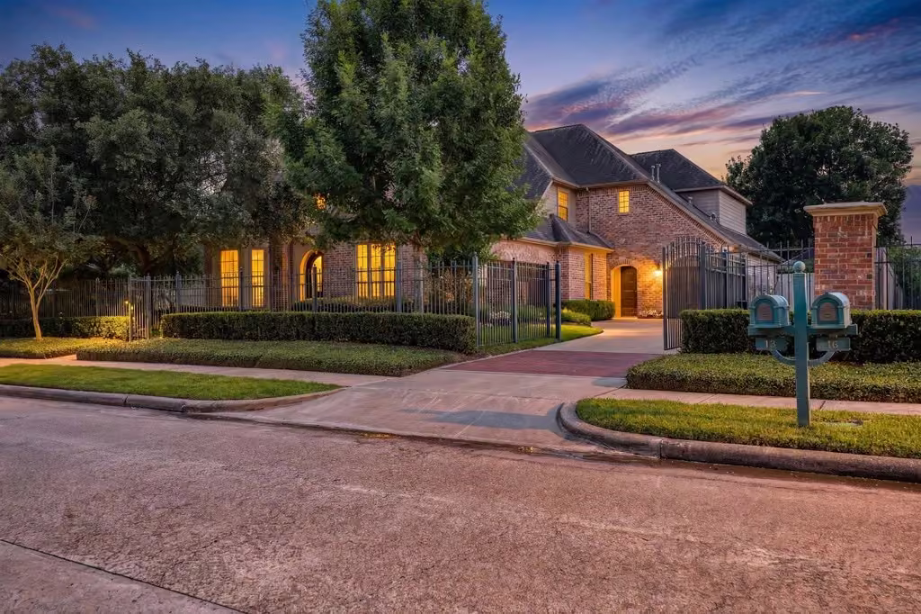 Photo of 18 Waters Lake Boulevard, Missouri City, TX 77459