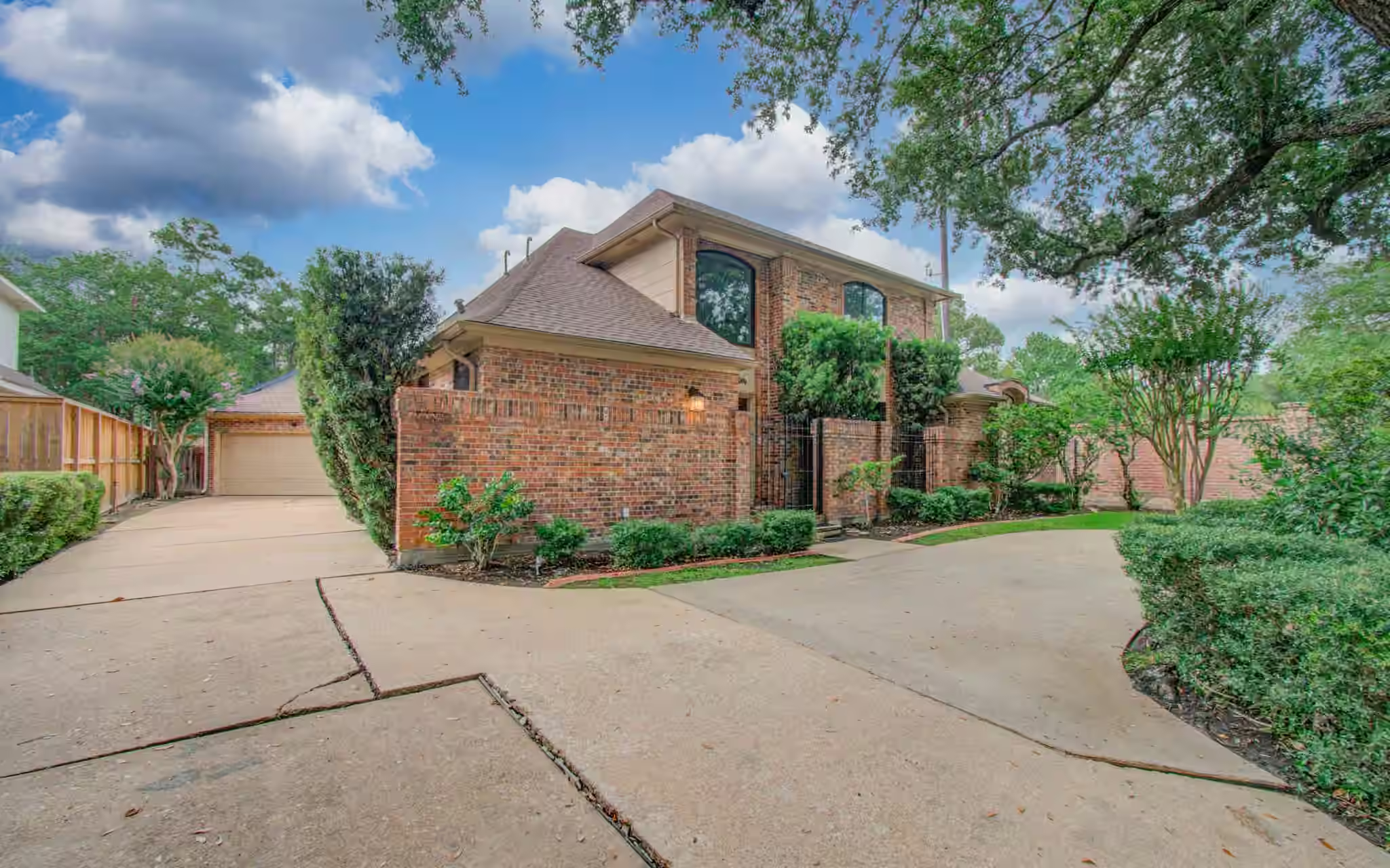 Photo 3 of 2 Hickory Shadows Drive, Houston, TX