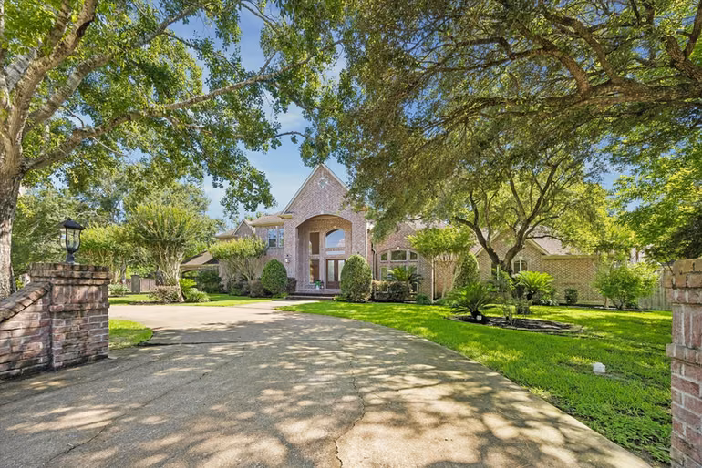 Photo 3 of 109 Sunset Drive, Friendswood, TX