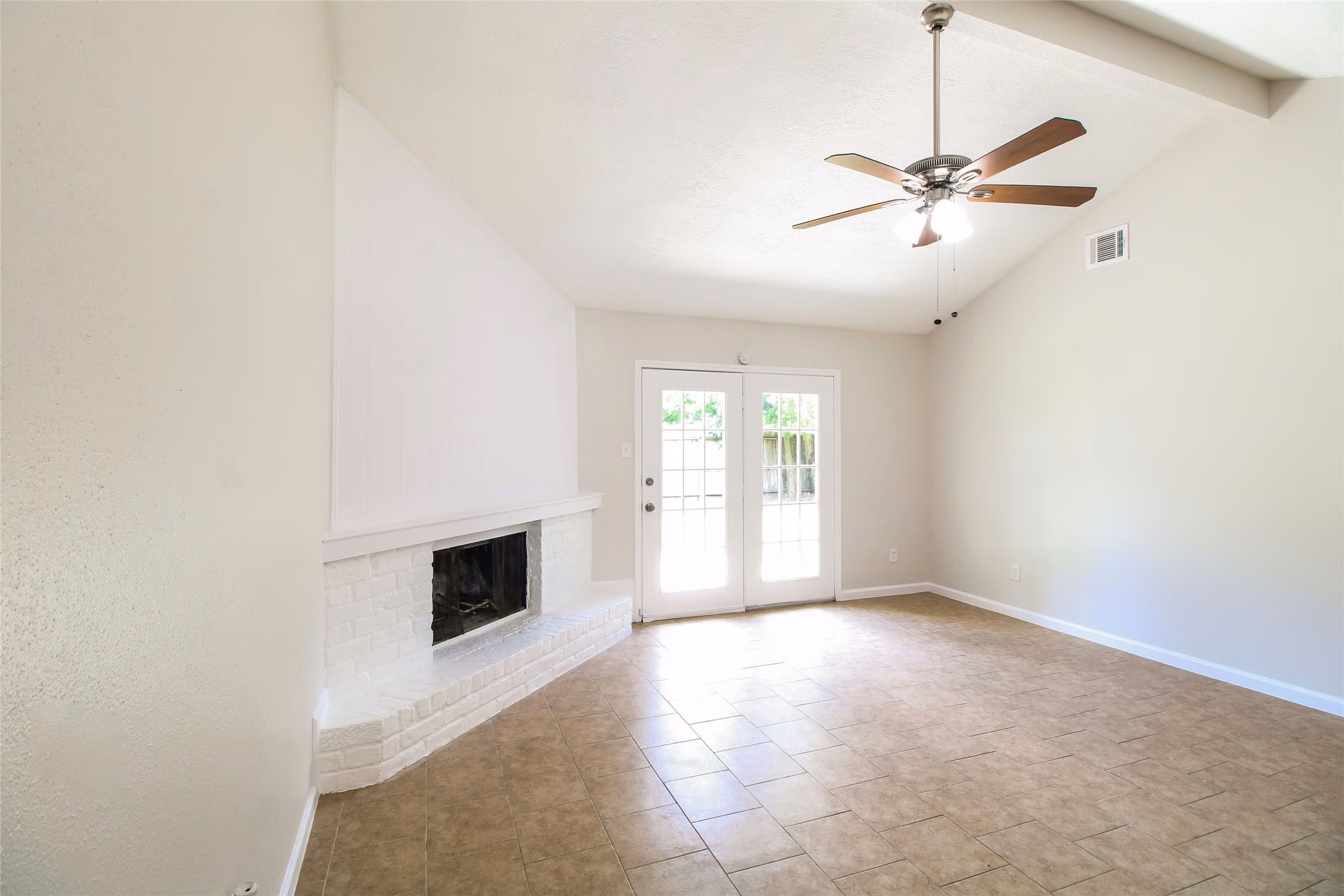 Photo 5 of 1611 Pecan Hollow Street, Pearland, TX