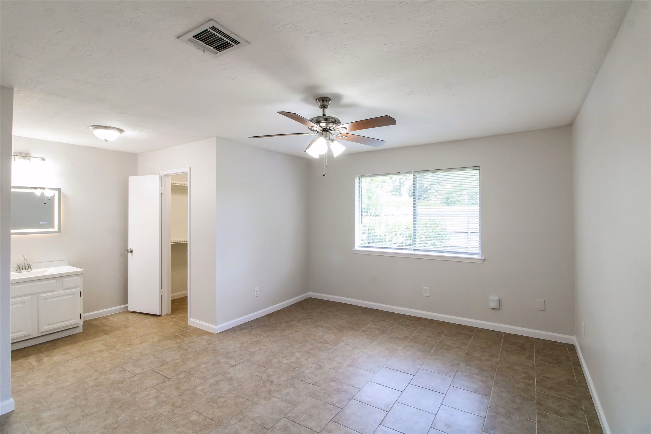 Photo 6 of 1611 Pecan Hollow Street, Pearland, TX