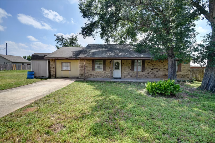Photo 2 of 921 E 3rd Street, Bellville, TX