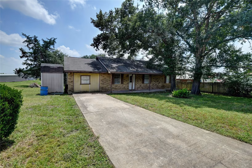 Photo 3 of 921 E 3rd Street, Bellville, TX