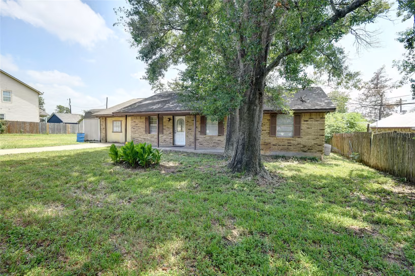 Photo 4 of 921 E 3rd Street, Bellville, TX