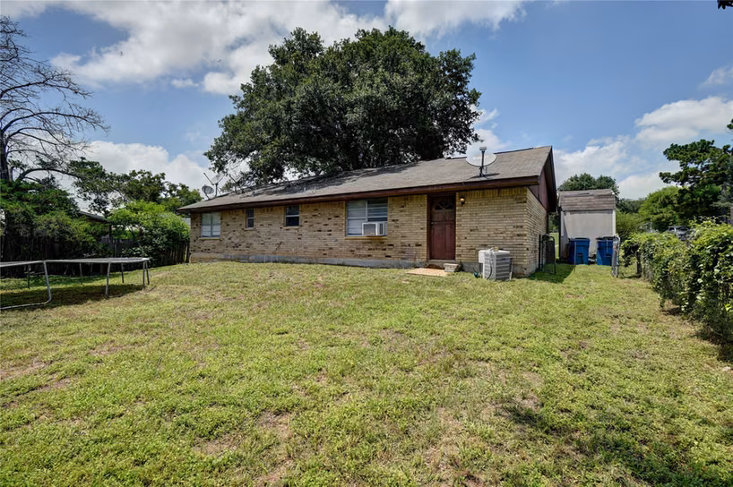 Photo 5 of 921 E 3rd Street, Bellville, TX