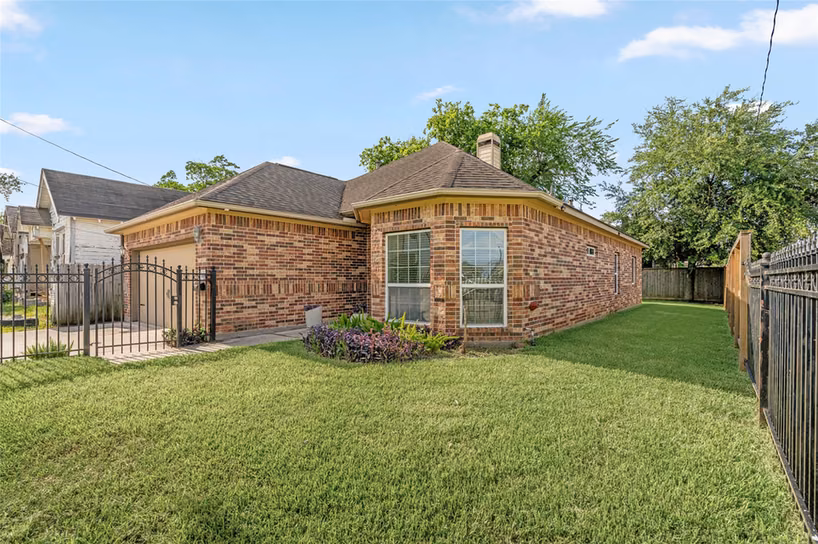 Photo 2 of 1613 Saulnier Street, Houston, TX