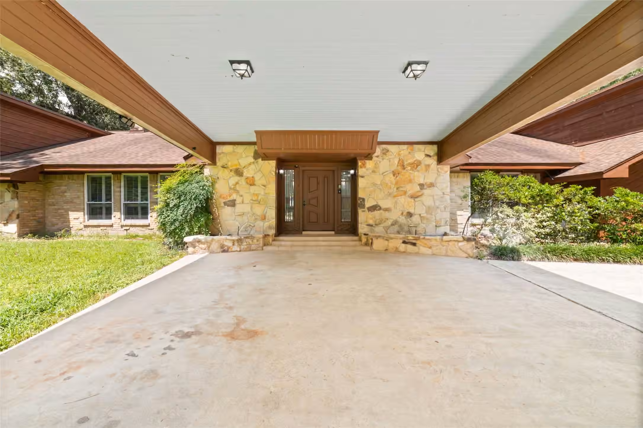 Photo 2 of 601 Brandon Road, Conroe, TX