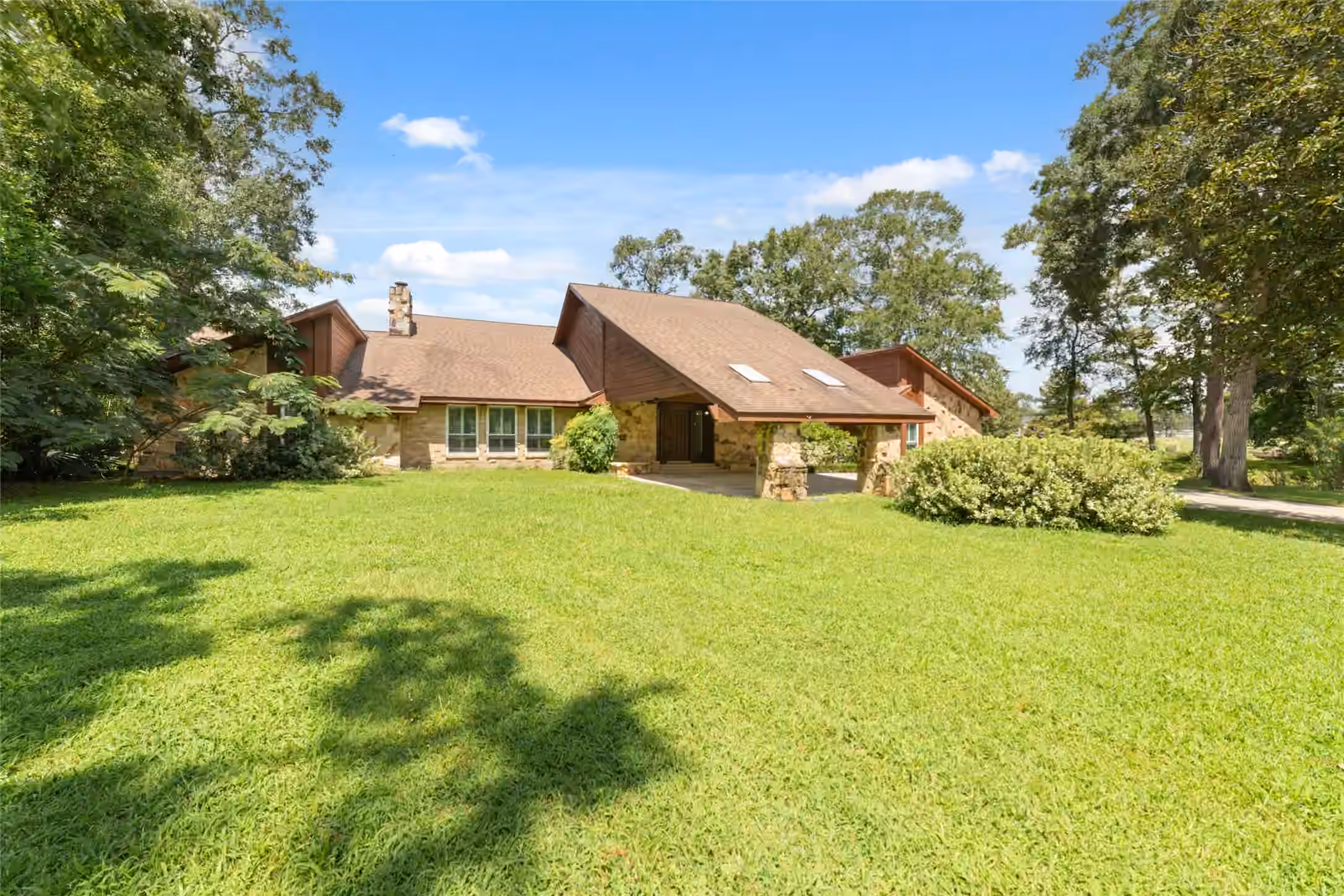Photo 3 of 601 Brandon Road, Conroe, TX