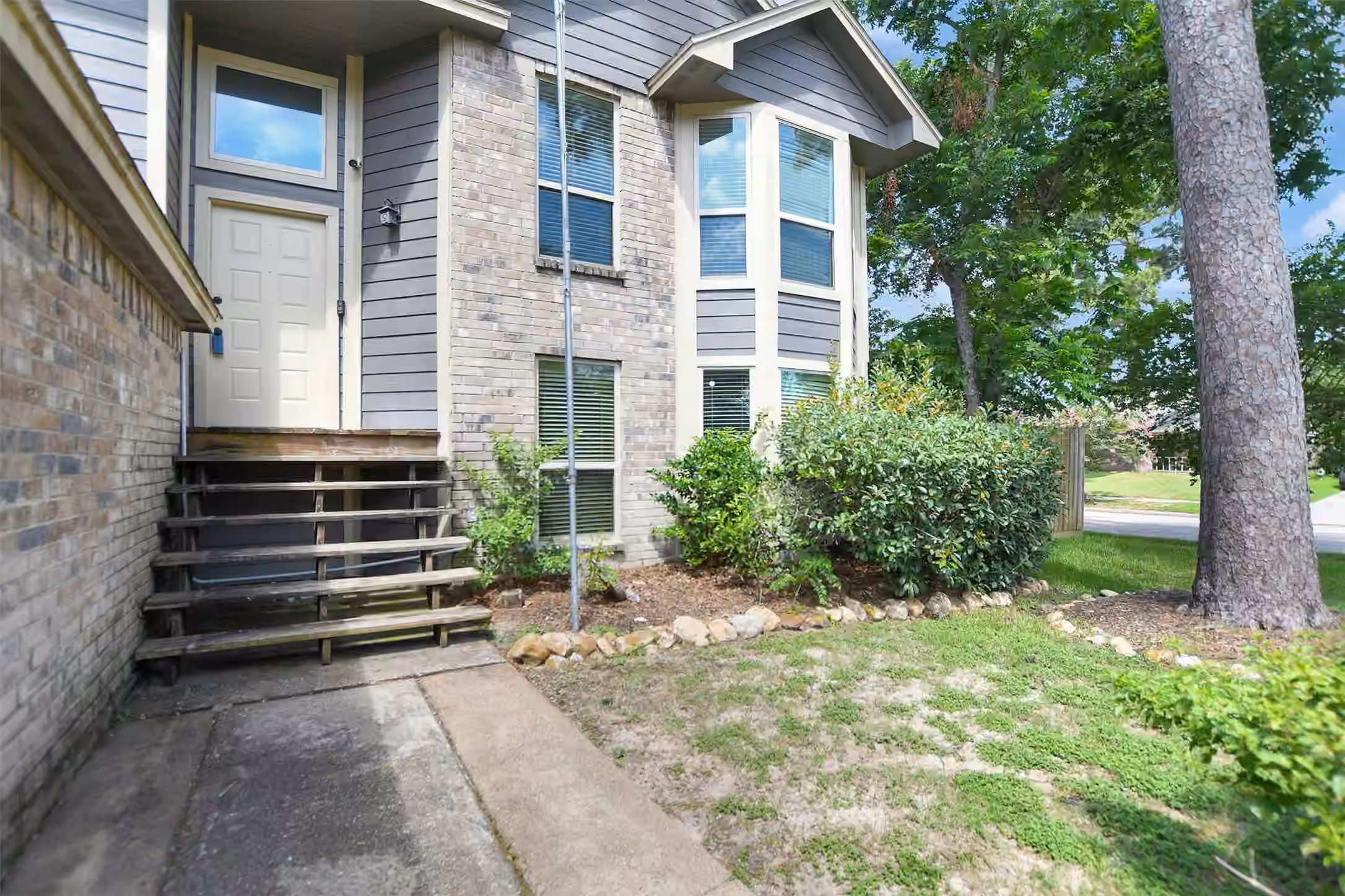 Photo 3 of 17327 Thorhill Street, Spring, TX