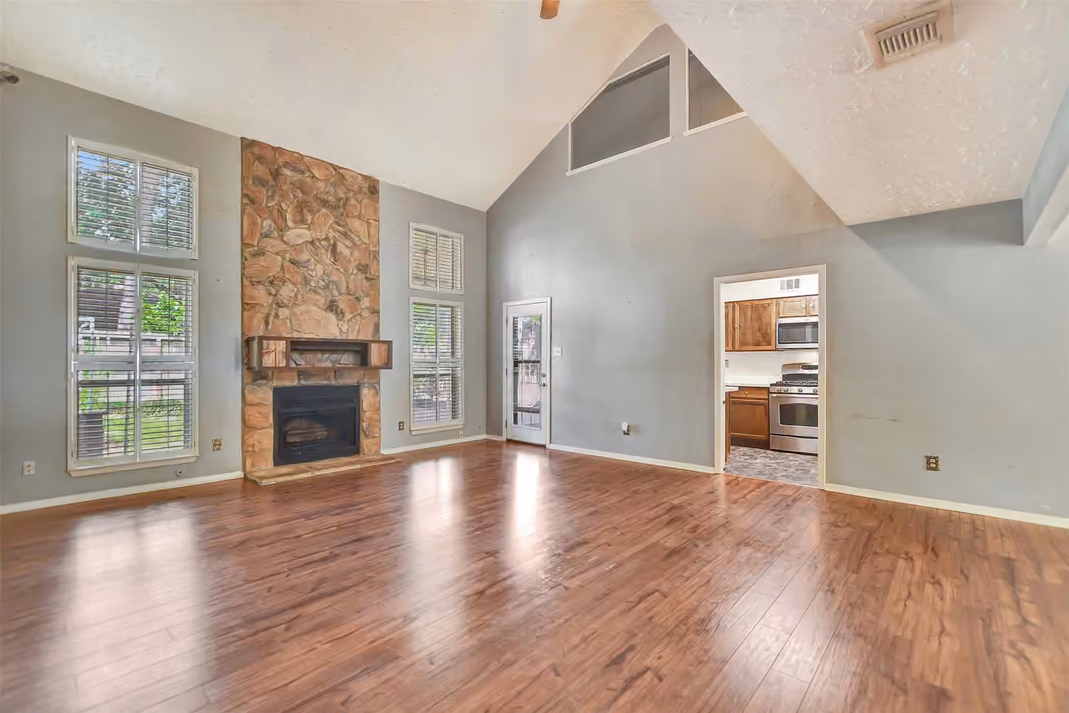 Photo 5 of 17327 Thorhill Street, Spring, TX