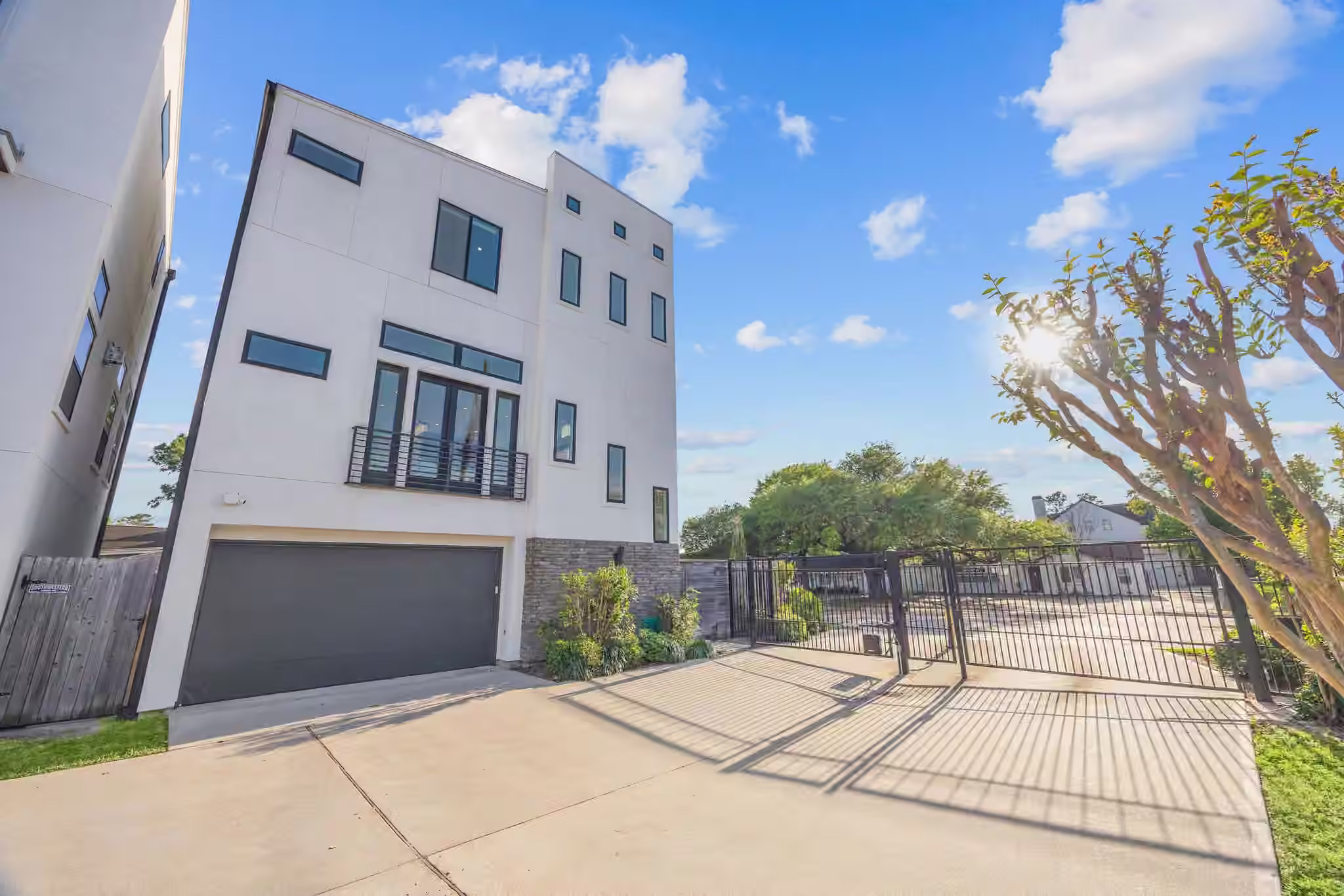 Photo 4 of 7327 Shadyvilla Pointe Drive, Houston, TX