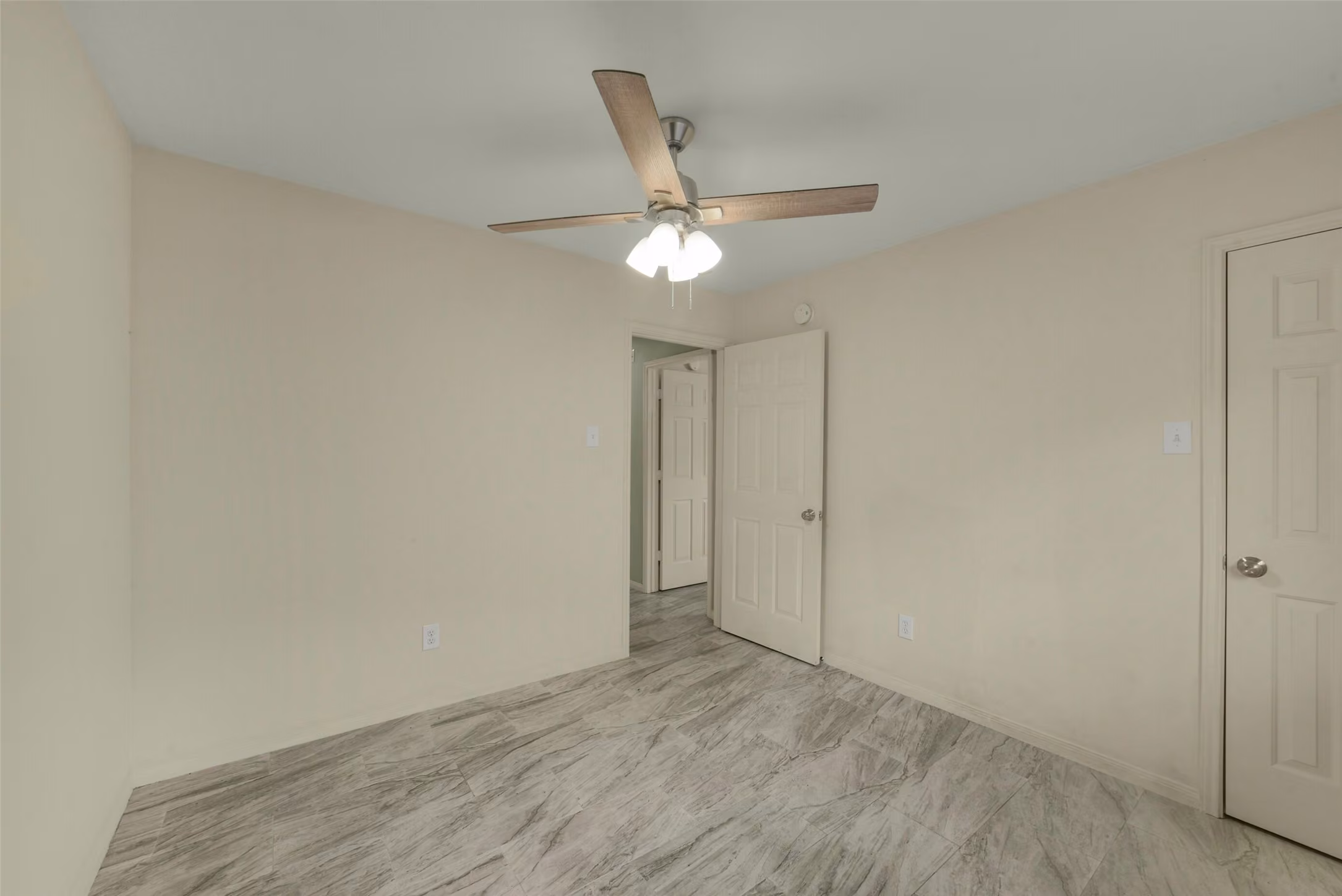 Photo 4 of 14606 Vaughnville Drive, Houston, TX