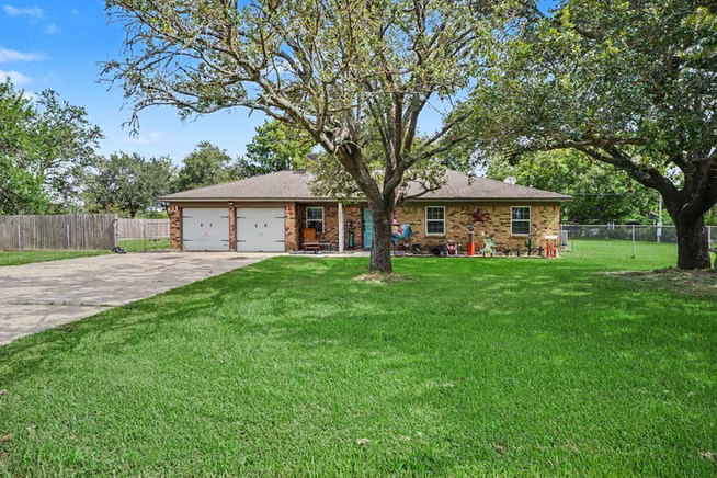 Photo 4 of 17310 Mcdonald Road, Alvin, TX