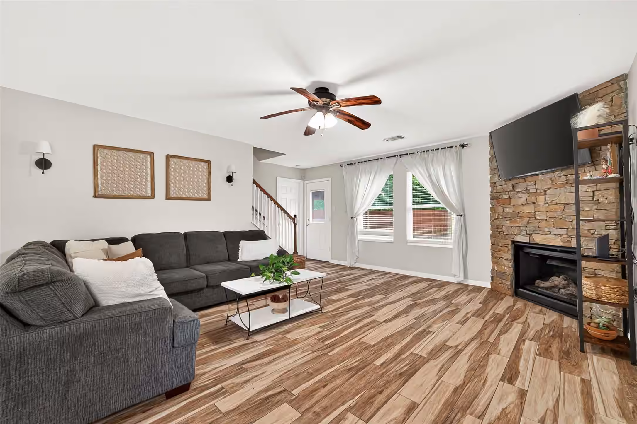 Photo 3 of 9909 Kingfisher Drive, Conroe, TX