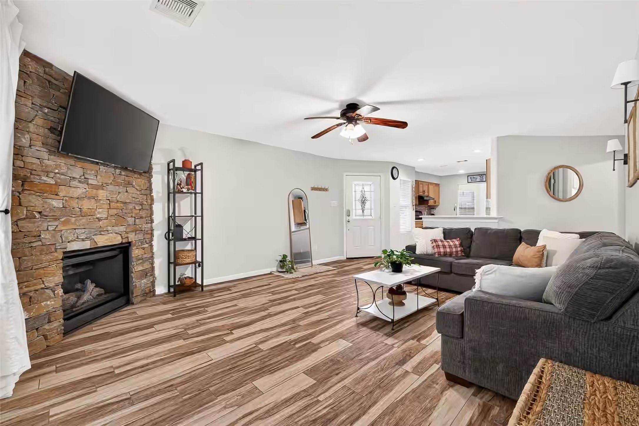 Photo 4 of 9909 Kingfisher Drive, Conroe, TX