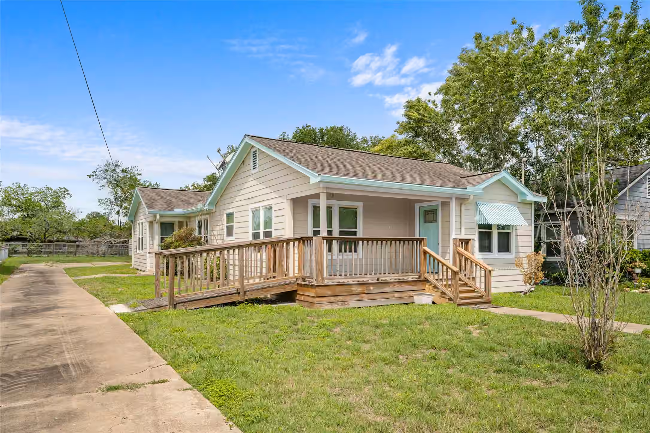 Photo 3 of 405 N College Street, Weimar, TX