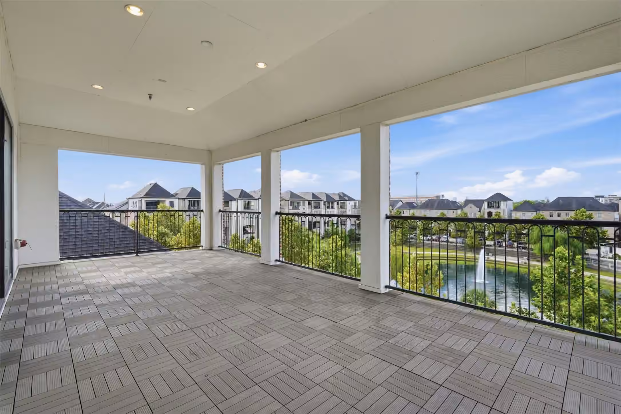 Photo 4 of 6022 Cottage Grove Lake Drive, Houston, TX