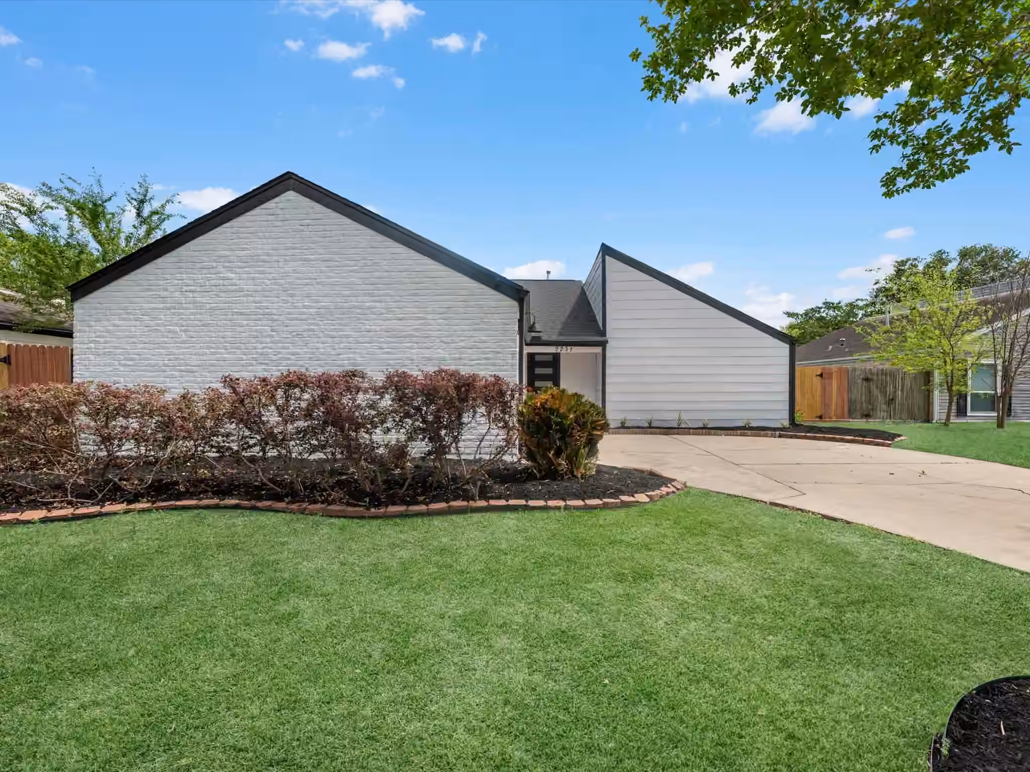 Photo 3 of 2231 Round Lake Drive, Houston, TX