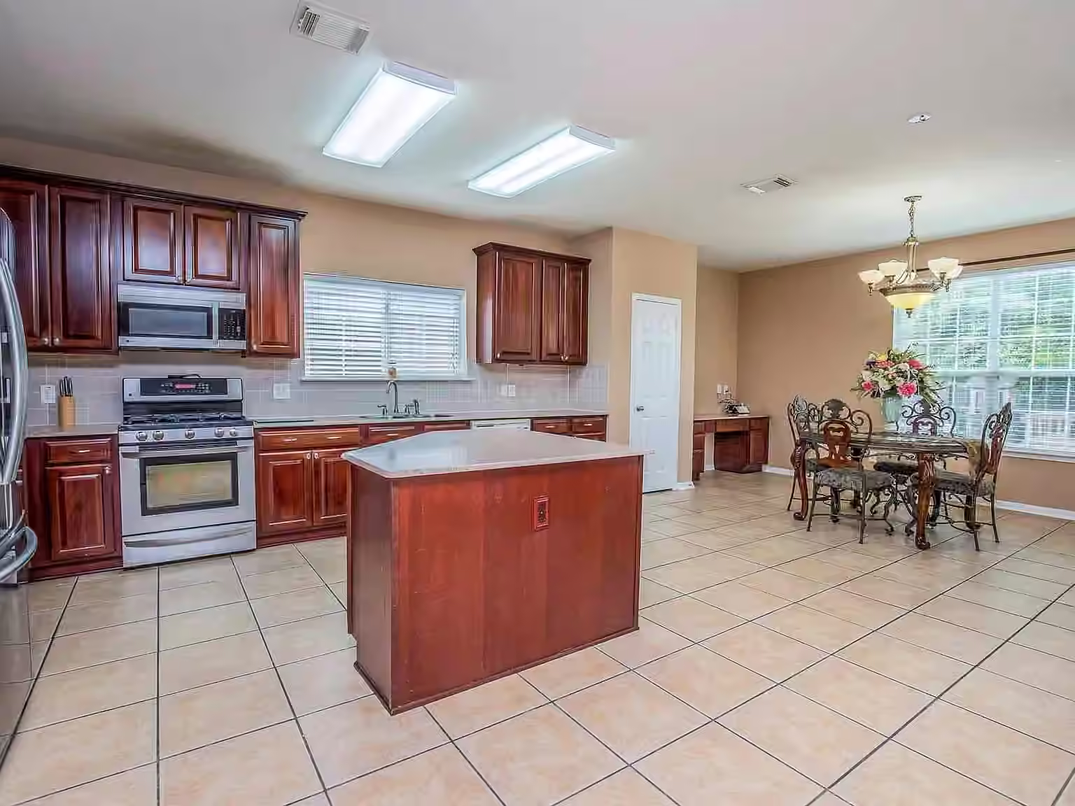 Photo 4 of 29742 Legends Green Drive, Spring, TX