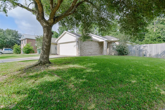 Photo 2 of 24415 Strong Pine Drive, Huffman, TX