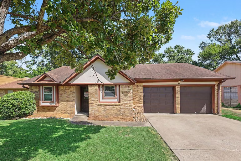 Photo 4 of 9911 El Chaco Street, Baytown, TX