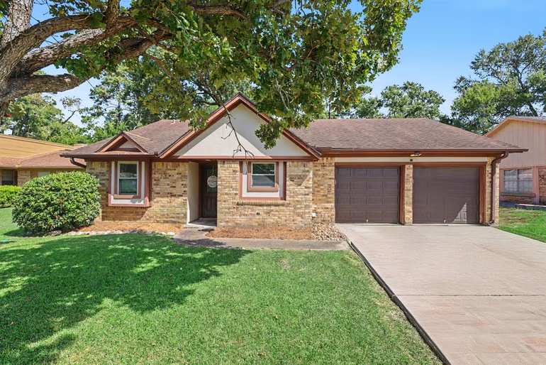 Photo 5 of 9911 El Chaco Street, Baytown, TX