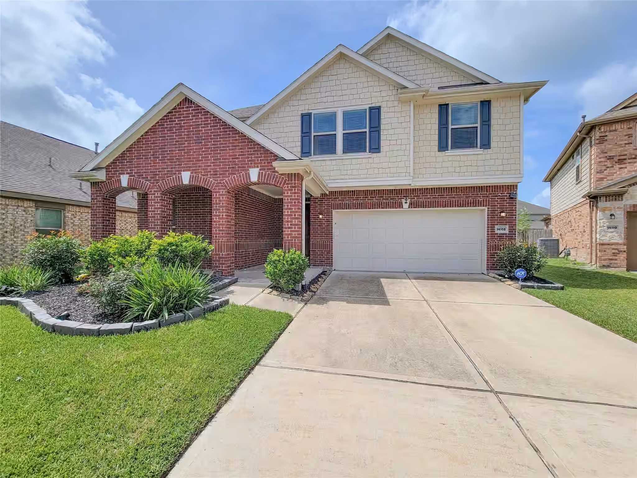 Photo 3 of 14108 Wedgewood Lakes Court, Pearland, TX