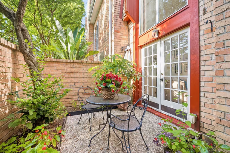 Photo 4 of 2832 Bellefontaine Street, Houston, TX