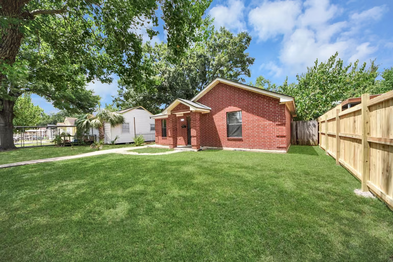 Photo 2 of 110 Denham Avenue, Pasadena, TX