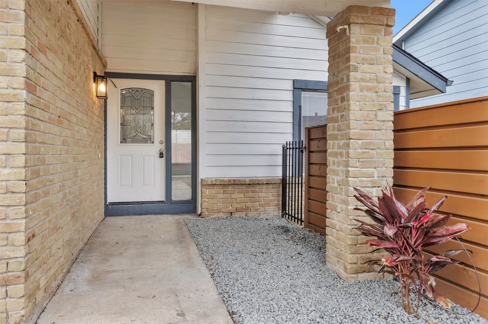 Photo 4 of 10610 Chapel Hill Drive, Houston, TX