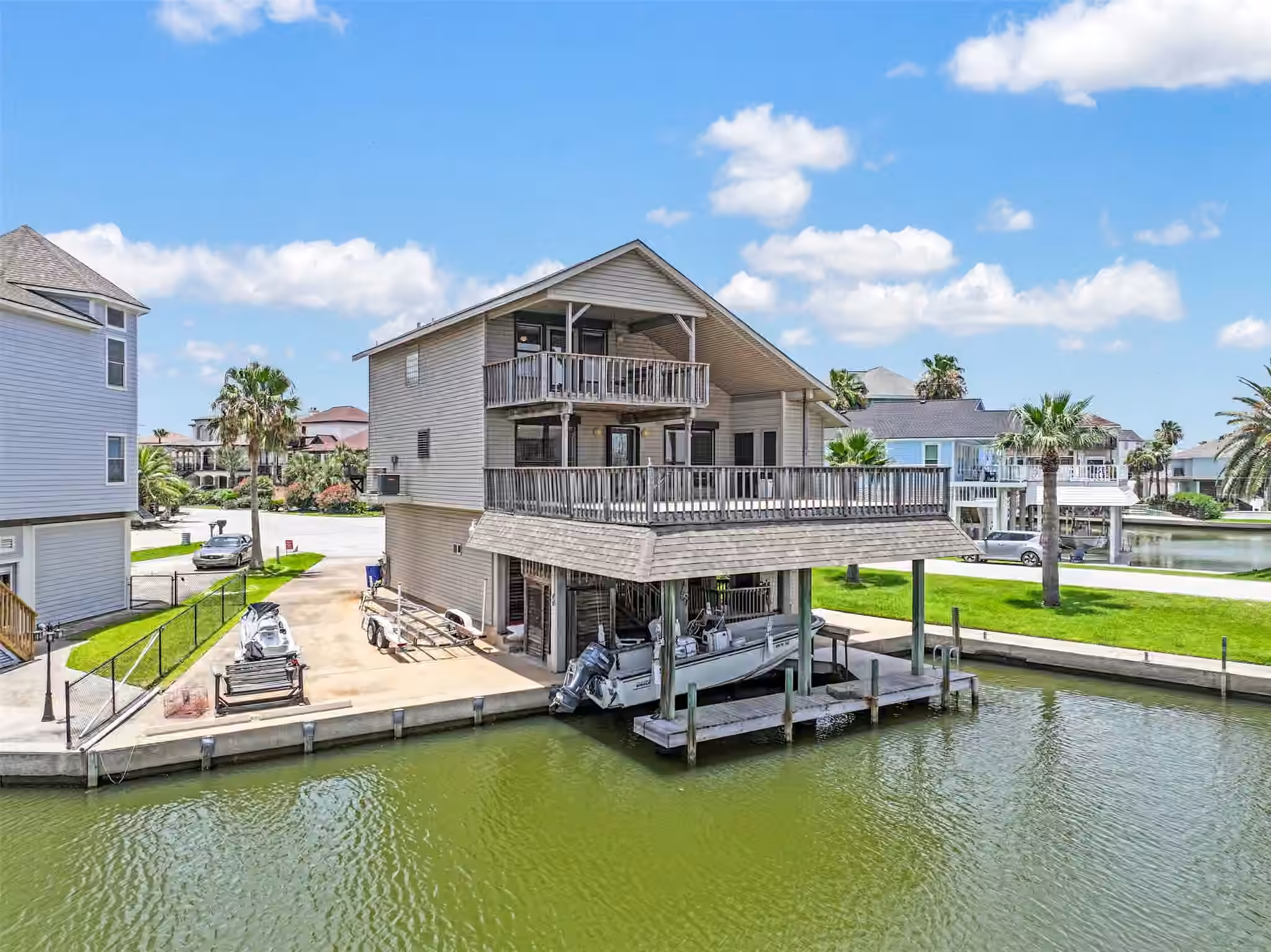 Photo 2 of 214 Easterly Drive, Tiki Island, TX