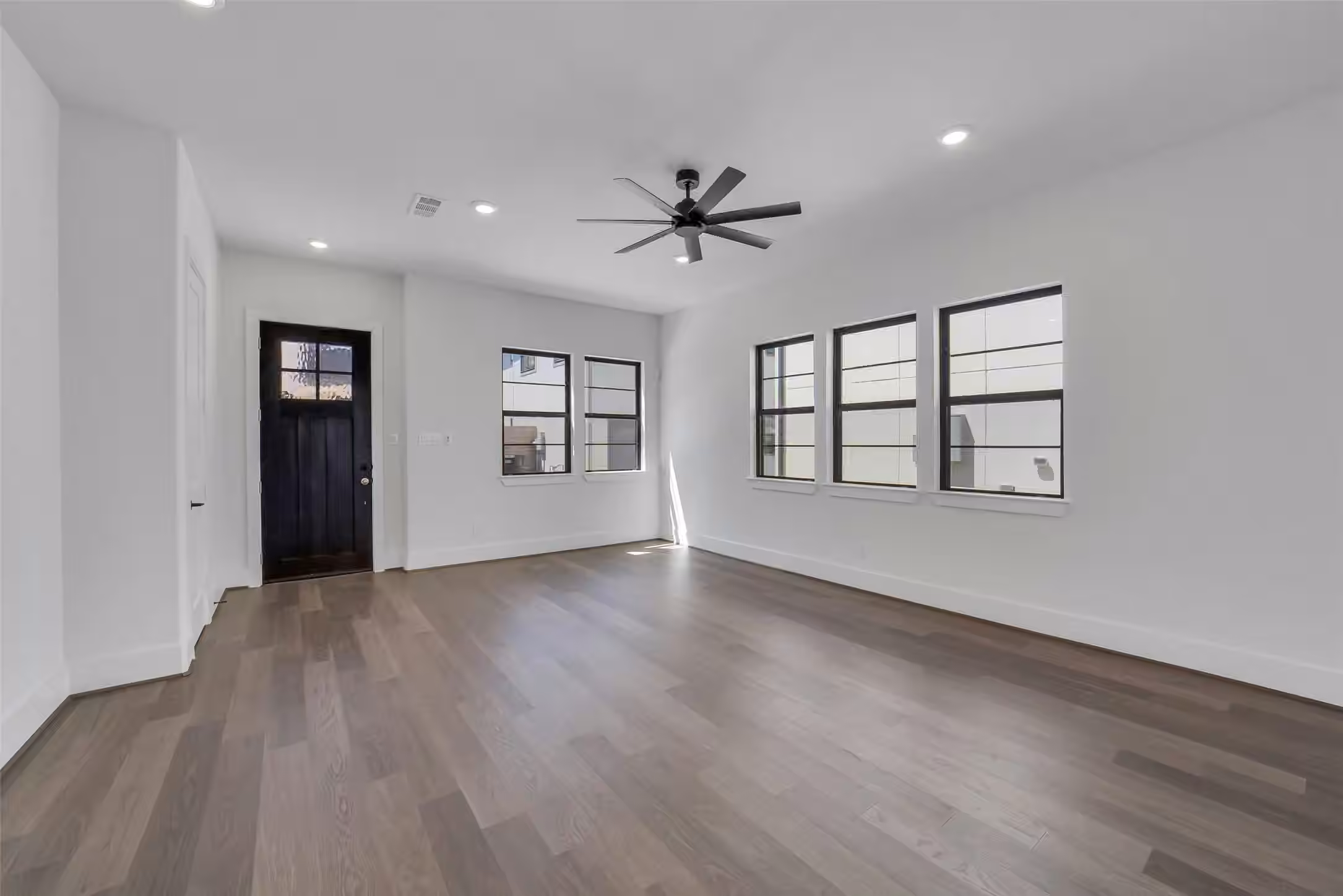 Photo 4 of 3211 Royal Oaks Hollow Lane, Houston, TX