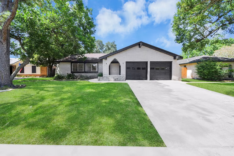 Photo 4 of 16427 Hickory Knoll Drive, Houston, TX