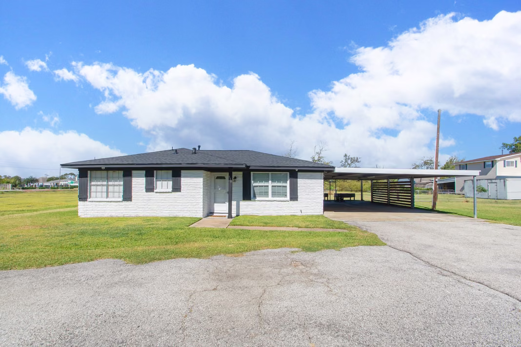 Photo 3 of 306 Oakhurst Street, La Porte, TX