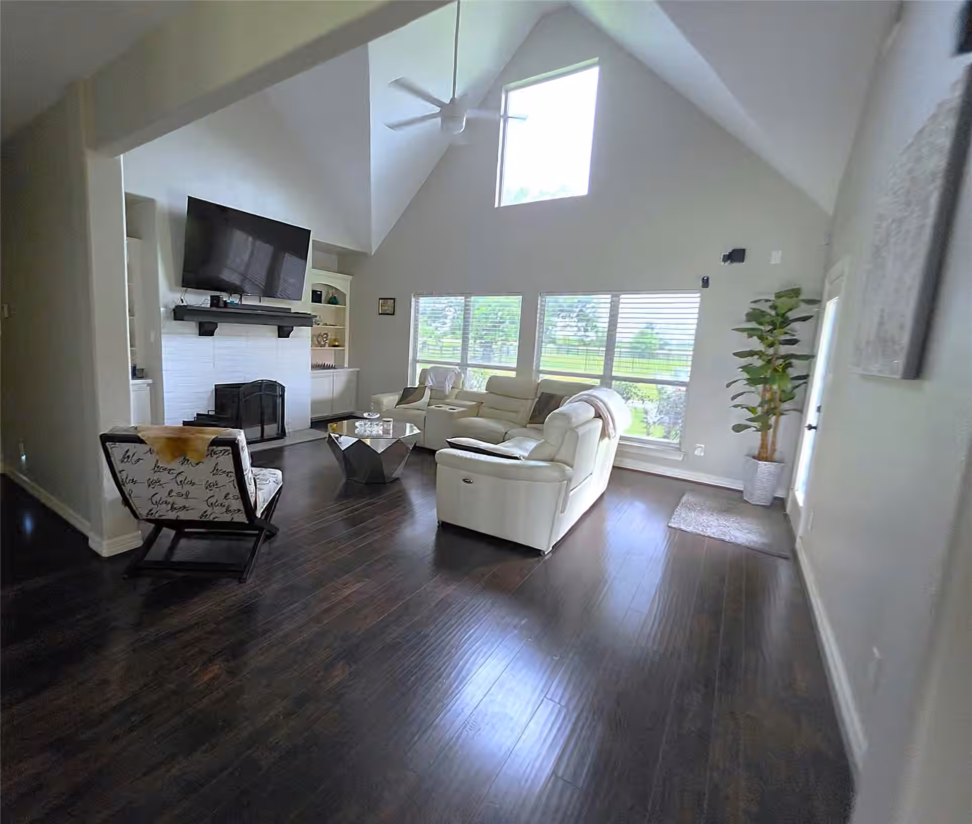 Photo 2 of 202 Lakeland Circle, Rosharon, TX