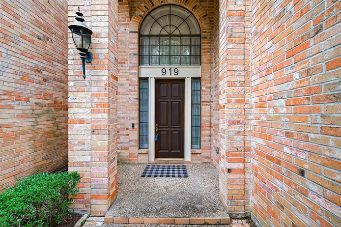 Photo 2 of 919 Ivy Parkway Drive, Houston, TX