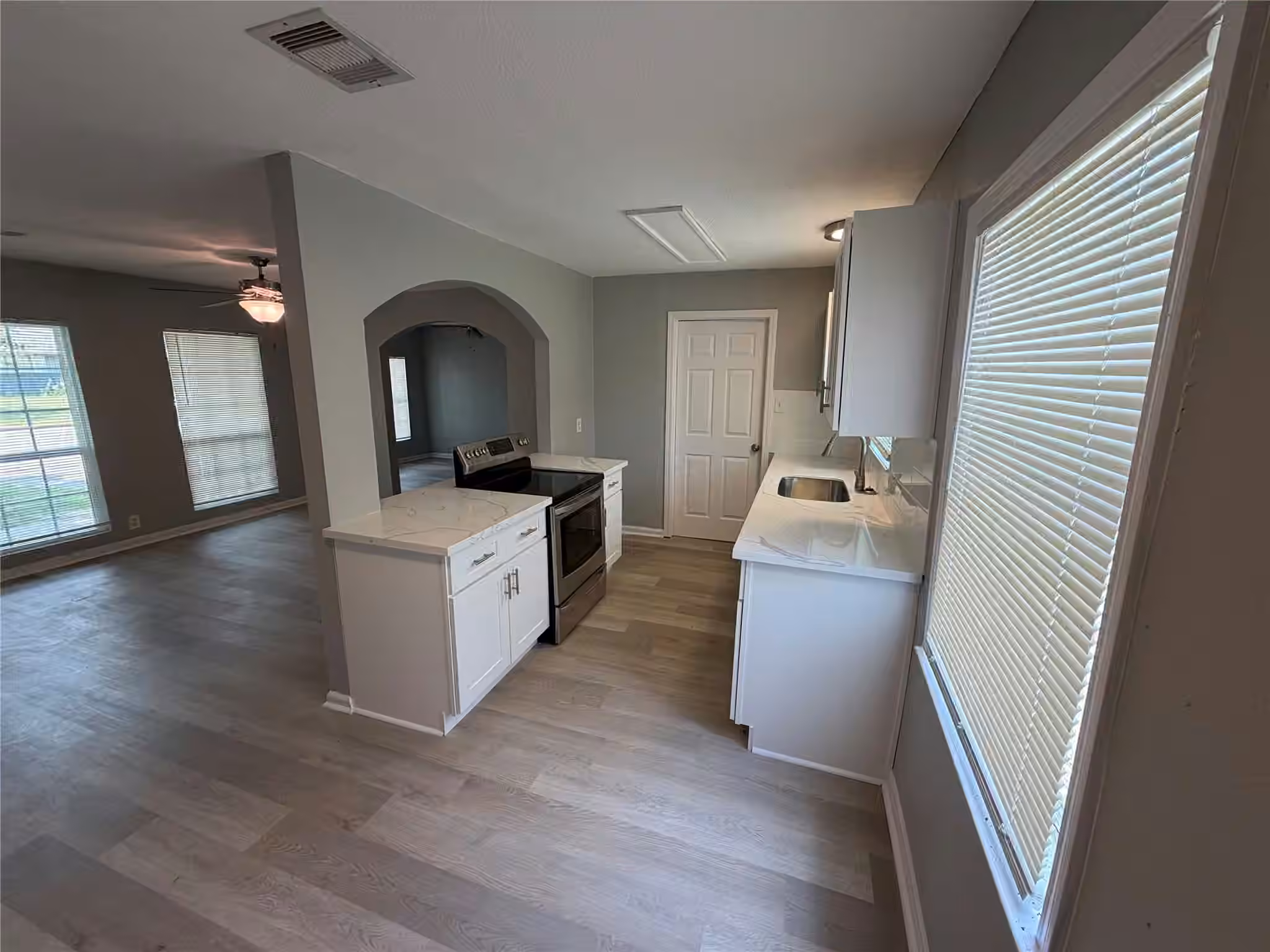 Photo 7 of 5715 Lakefield Drive, Houston, TX