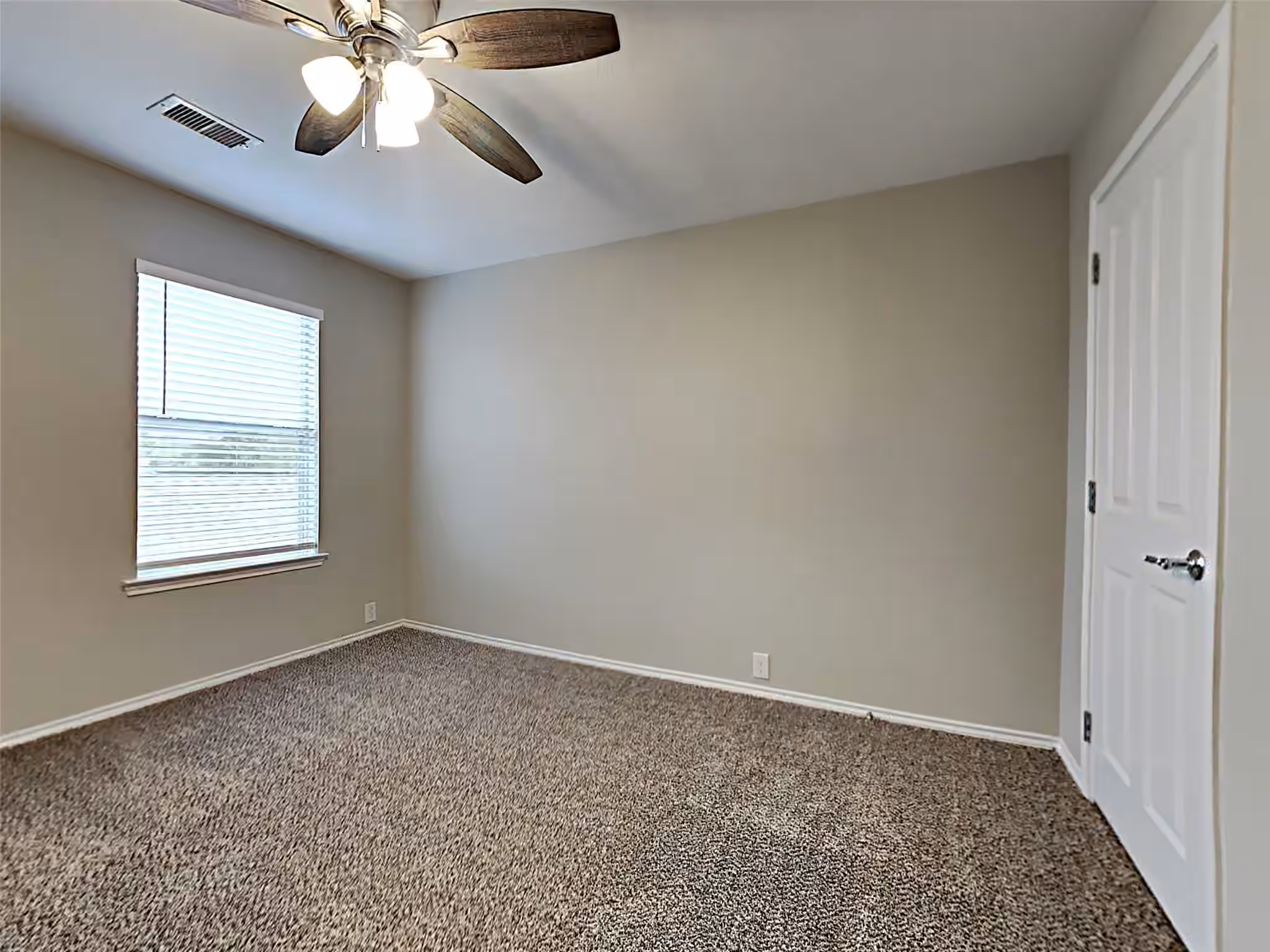 Photo 7 of 1002 Honeysuckle Vine Drive, Rosenberg, TX