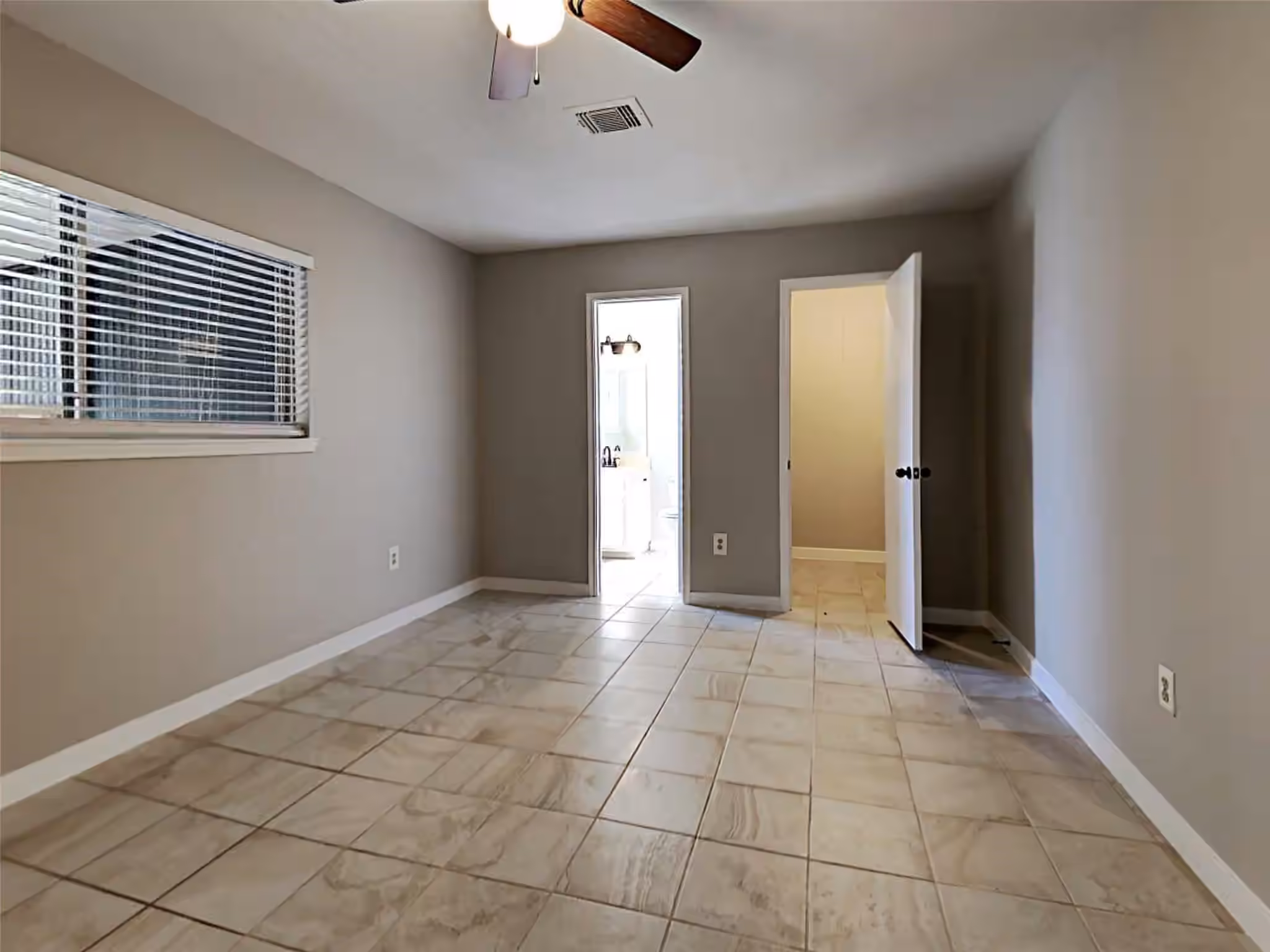 Photo 5 of 5307 Derbyshire Drive, Katy, TX