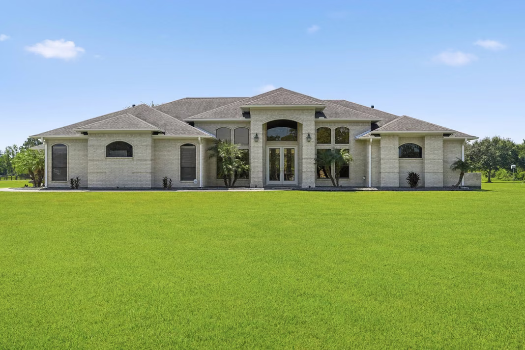 Photo of 835 Hall Road, Alvin, TX 77511
