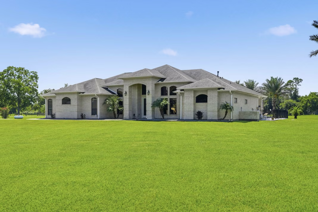 Photo 3 of 835 Hall Road, Alvin, TX
