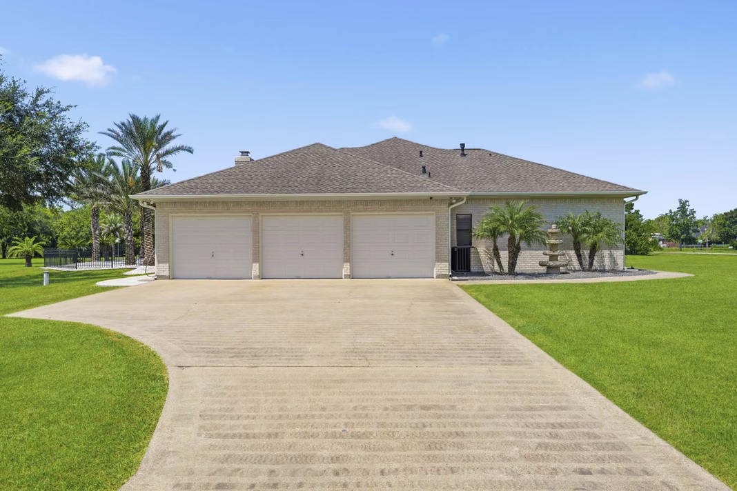 Photo 5 of 835 Hall Road, Alvin, TX