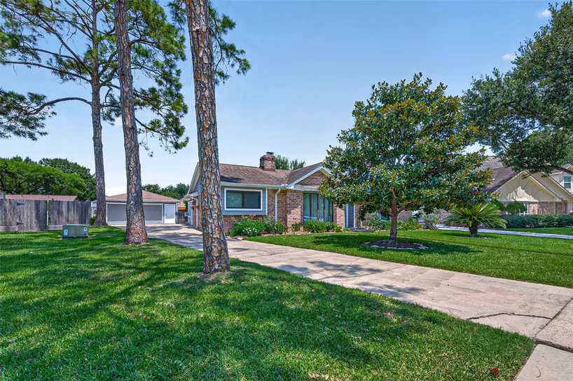 Photo 3 of 11818 Meadowdale Drive, Meadows, TX