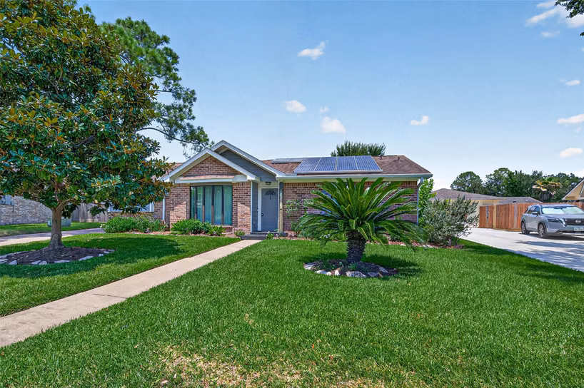 Photo 5 of 11818 Meadowdale Drive, Meadows, TX