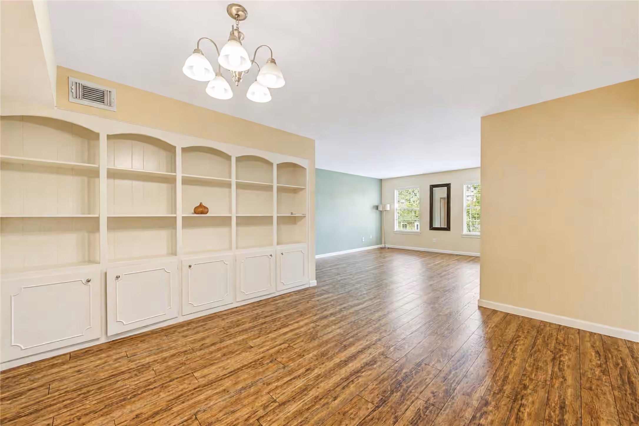Photo 4 of 361 N Post Oak Lane 241, Houston, TX