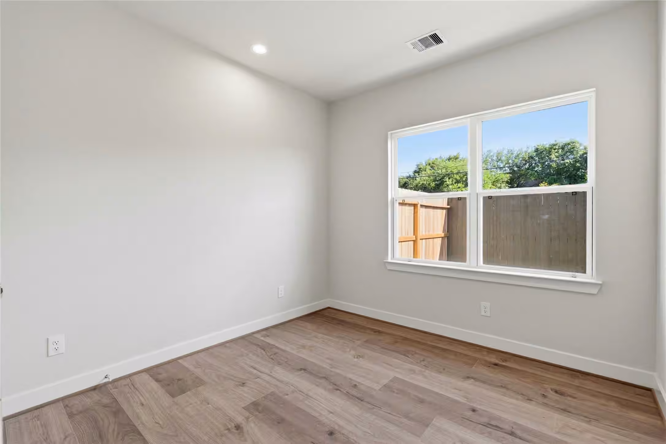 Photo 4 of 3905 Willowbend Point Drive, Houston, TX