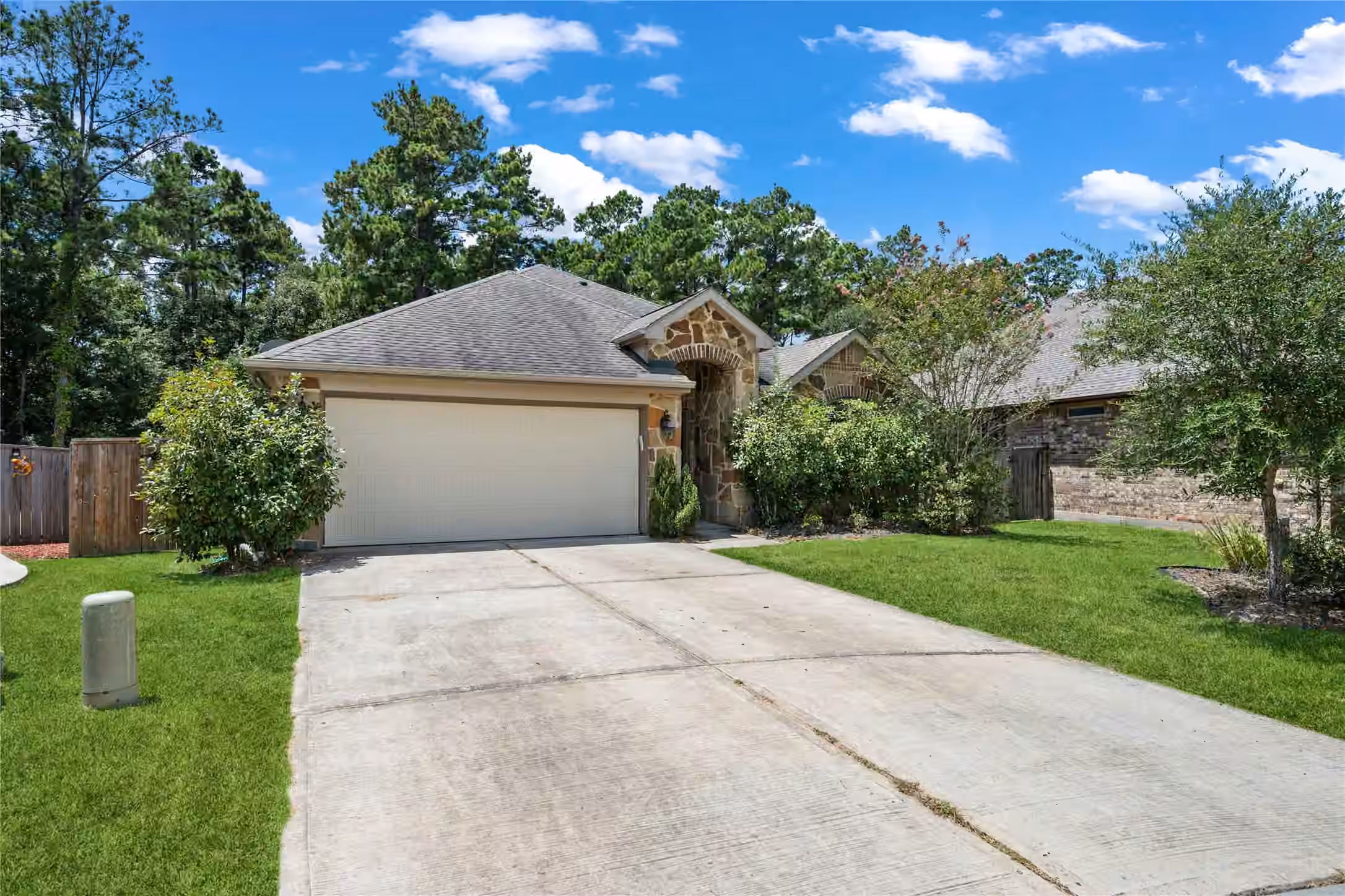 Photo 2 of 2818 Ridgecliff Court, Conroe, TX