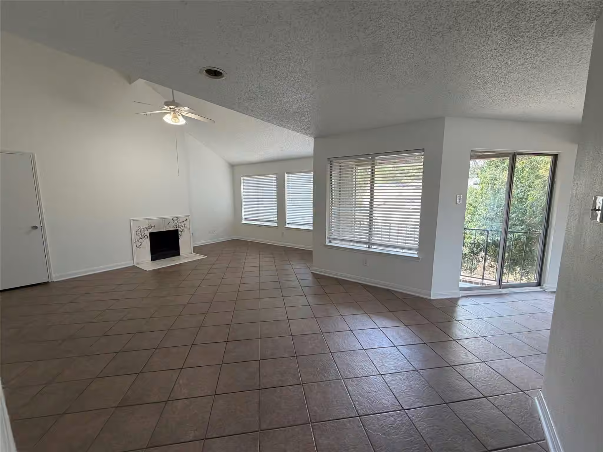 Photo 4 of 12200 Overbrook Lane 34D, Houston, TX