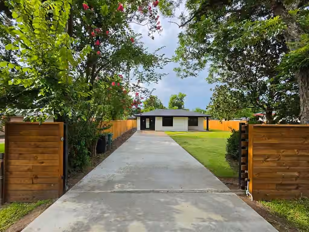 Photo of 906 Dewalt Street, Houston, TX 77088